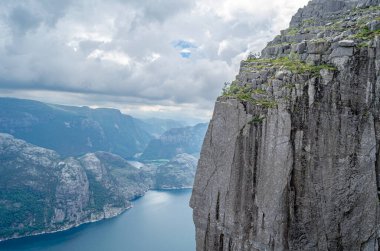 Norveç 'in Rogaland ilçesinde turistik bir yer olan Preikestolen' den Lysefjorden fiyordunun görüntüsü fiyorttan 604 metre yükseğe yükselen dik bir uçurum.