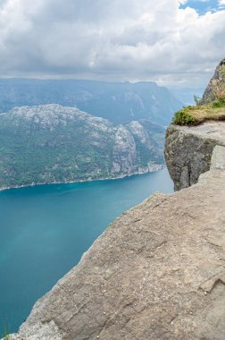 Norveç 'in Rogaland ilçesinde turistik bir yer olan Preikestolen' den Lysefjorden fiyordunun görüntüsü fiyorttan 604 metre yükseğe yükselen dik bir uçurum.