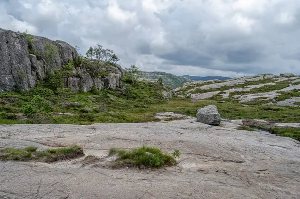 Norveç 'in Rogaland ilçesinde turistik bir yer olan Preikestolen (Kürsü Kayası) rotasındaki kaya oluşumları Lysefjorden' ın 604 metre yukarısında dik bir uçurum.