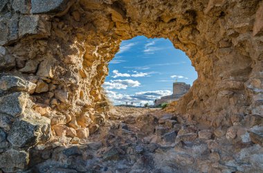 CONSUEGRA, İspanya - 16 Kasım 2019: Castillo de la Muela, Toledo 'nun Consuegra kasabasındaki ortaçağ şatosu, Castilla La Mancha, İspanya