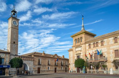 CONSUEGRA, SPAIN - 16 Kasım 2019: İspanya 'nın Castilla La Mancha kentindeki eski Consuegra kasabasındaki Plaza de Espana manzarası