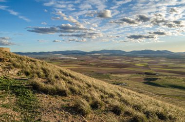 İspanya 'nın Castilla La Mancha, Toledo ilinin Consuegra köyündeki kırsal kesime bakış açısı