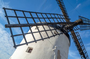 Consuegra, Toledo, Castilla La Mancha, İspanya 'da geleneksel bir yel değirmeni manzarası