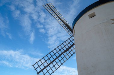 Consuegra, Toledo, Castilla La Mancha, İspanya 'da geleneksel bir yel değirmeni manzarası