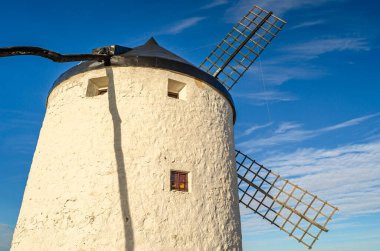 Consuegra, Toledo, Castilla La Mancha, İspanya 'da geleneksel bir yel değirmeni manzarası