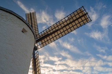 Consuegra, Toledo, Castilla La Mancha, İspanya 'da geleneksel bir yel değirmeni manzarası
