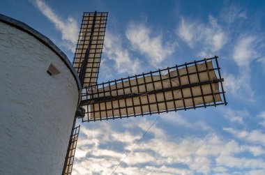 Consuegra, Toledo, Castilla La Mancha, İspanya 'da geleneksel bir yel değirmeni manzarası