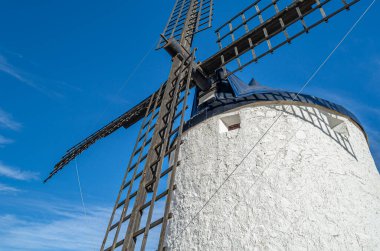 Consuegra, Toledo, Castilla La Mancha, İspanya 'da geleneksel bir yel değirmeni manzarası