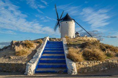 Toledo 'nun Consuegra köyündeki tipik yel değirmenleri, Castilla La Mancha, İspanya