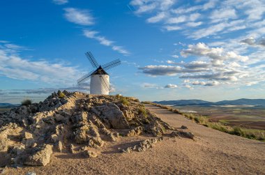 Toledo 'nun Consuegra köyündeki tipik yel değirmenleri, Castilla La Mancha, İspanya