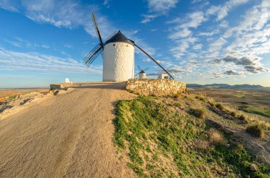 Toledo 'nun Consuegra köyündeki tipik yel değirmenleri, Castilla La Mancha, İspanya