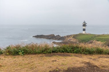 RIBADEO, İspanya - 2 Eylül 2022: 1983 'te Pancha Adası' nda inşa edilen Ribadeo, Galiçya 'nın yeni deniz fenerinin manzarası