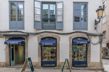 RIBADEO, İspanya - 30 AĞUSTOS 2022: Galiçya 'nın Ribadeo kentindeki bir pastanenin cephesi