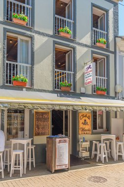 RIBADEO, İspanya - 3 Eylül 2022: Lugo, Galiçya, İspanya 'nın kuzeybatısındaki Ribadeo kasabasındaki tipik bir Galiçya restoranının cephesi