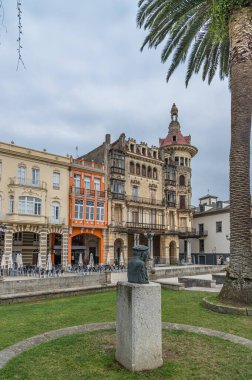 RIBADEO, İspanya - 30 Ağustos 2022: Ribadeo, Lugo eyaletinin tarihi merkezinde binalar, Galiçya, kuzeybatı İspanya