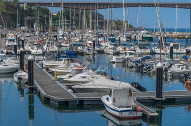 RIBADEO, İspanya - 30 AĞUSTOS 2022: Arka planda Ribadeo limanının Puente de los Santos (Azizler Köprüsü) ile görüntülenmesi, Asturias 'ı İspanya' nın kuzeyindeki Eo halkları üzerinden Galiçya 'ya bağlar.