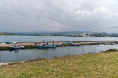 RIBADEO, İspanya - 30 AĞUSTOS 2022: Kuzey İspanya 'da Eo halklarının diğer tarafında yer alan Castropol (Asturias) kasabası ile Ribadeo limanının (Galiçya) manzarası