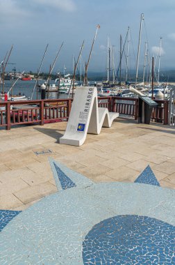 RIBADEO, İspanya - 30 Ağustos 2022: Eo halicia, kuzey İspanya 'nın kıyısında Ribadeo limanının manzarası