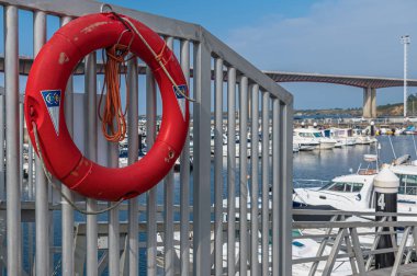 RIBADEO, İspanya - 30 Ağustos 2022: Eo halicia, kuzey İspanya 'nın kıyısında Ribadeo limanının manzarası