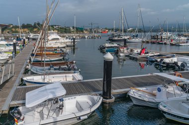 RIBADEO, İspanya - 30 Ağustos 2022: Eo halicia, kuzey İspanya 'nın kıyısında Ribadeo limanının manzarası