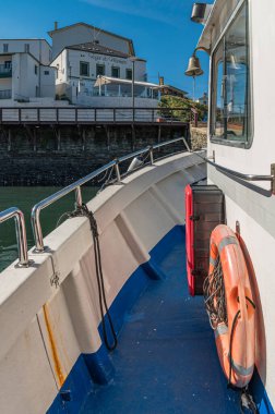 RIBADEO, İspanya - 3 Eylül 2022: Eo halicia, İspanya 'nın kuzeyindeki Ribadeo limanının manzarası