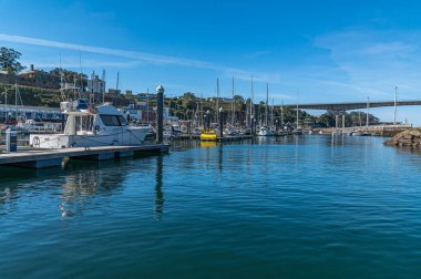 RIBADEO, İspanya - 3 Eylül 2022: Eo halicia, İspanya 'nın kuzeyindeki Ribadeo limanının manzarası