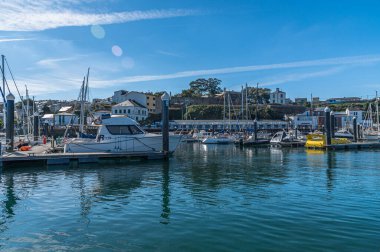 RIBADEO, İspanya - 3 Eylül 2022: Eo halicia, İspanya 'nın kuzeyindeki Ribadeo limanının manzarası