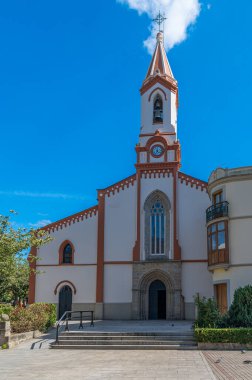 Galiçya 'nın kuzeybatısında bulunan Lugo eyaletinin Ribadeo kasabasındaki Santa Maria del Campo Kilisesi manzaralı.