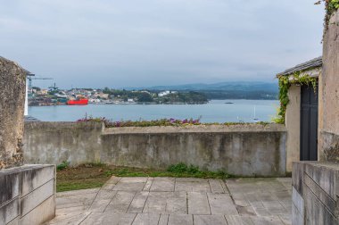 Ribadeo limanının hava manzarası, Lugo bölgesi, Galiçya, İspanya 'nın kuzeybatısı