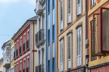 Eski Ribadeo kasabasında renkli mimari, Lugo eyaleti, Galiçya, kuzeybatı İspanya