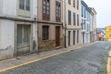 Eski Ribadeo kasabasında renkli mimari, Lugo eyaleti, Galiçya, kuzeybatı İspanya