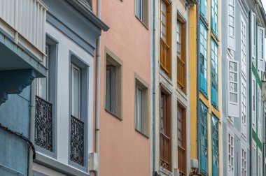 Eski Ribadeo kasabasında renkli mimari, Lugo eyaleti, Galiçya, kuzeybatı İspanya