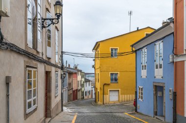 Eski Ribadeo kasabasında renkli mimari, Lugo eyaleti, Galiçya, kuzeybatı İspanya