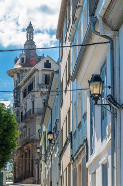 Eski Ribadeo kasabasında renkli mimari, Lugo eyaleti, Galiçya, kuzeybatı İspanya