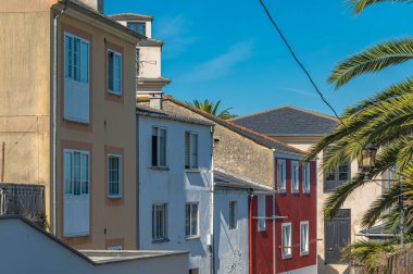 Eski Ribadeo kasabasında renkli mimari, Lugo eyaleti, Galiçya, kuzeybatı İspanya