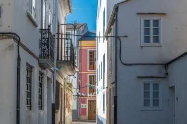 Eski Ribadeo kasabasında renkli mimari, Lugo eyaleti, Galiçya, kuzeybatı İspanya