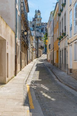 Eski Ribadeo kasabasında renkli mimari, Lugo eyaleti, Galiçya, kuzeybatı İspanya