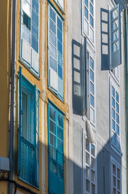 Eski Ribadeo kasabasında renkli mimari, Lugo eyaleti, Galiçya, kuzeybatı İspanya