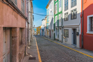 Eski Ribadeo kasabasında renkli mimari, Lugo eyaleti, Galiçya, kuzeybatı İspanya