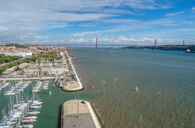 LISBON, PORTUGAL - NOVEMBER 8, 2014: Keşifler Anıtı 'nın tepesinden Tagus Nehri' nin havadan görünüşü, Lizbon, Portekiz 'de arka planda 25 de Abril Köprüsü