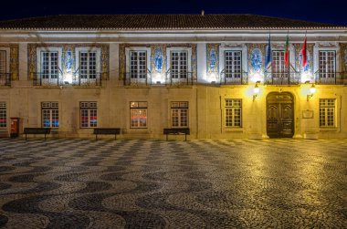 CASCAIS, PORTUGAL - NOVEMBER 9, 2014: Cascais, Lizbon Bölgesi, Portekiz 'de Guarda Kontlar Sarayı' nın cephesinin gece görüşü; bina Cascais Belediyesi 'nin genel merkezi olarak ve bir müze olarak zemin kat olarak işlemektedir.