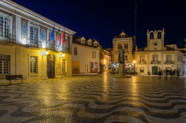 CASCAIS, PORTUGAL - NOVEMBER 9, 2014: Cascais, Portekiz 'deki Picturesque 5 de Outubro Meydanı' nın gece görüşü, Guarda Kontu ve Cascais Belediye Sarayı ile