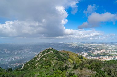 SINTRA, PORTUGAL - NOVEMBER 9, 2014: The Castle of the Moors (Castelo dos Mouros), Portekiz 'in Sintra şehrinde 8. ve 9. yüzyıllarda Moors tarafından inşa edilen bir tepe ortaçağ şatosu.