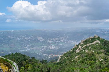 SINTRA, PORTUGAL - NOVEMBER 9, 2014: The Castle of the Moors (Castelo dos Mouros), Portekiz 'in Sintra şehrinde 8. ve 9. yüzyıllarda Moors tarafından inşa edilen bir tepe ortaçağ şatosu.
