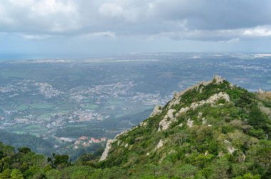 SINTRA, PORTUGAL - NOVEMBER 9, 2014: The Castle of the Moors (Castelo dos Mouros), Portekiz 'in Sintra şehrinde 8. ve 9. yüzyıllarda Moors tarafından inşa edilen bir tepe ortaçağ şatosu.