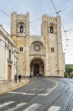 LISBON, PORTUGAL - 10 Kasım 2014: Arka planda katedral bulunan Lizbon, Portekiz şehir sahnesi