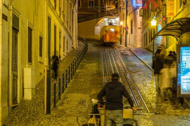 LISBON, PORTUGAL - NOVEMBER 8, 2014: Carris tarafından işletilen Lizbon, Portekiz 'deki füniküler bir demiryolu hattı olan Gloria Funicular' ın Gece Görüşü