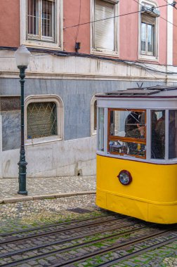 LISBON, PORTUGAL - NOVEMBER 8, 2014: The Gloria Funicular (Ascensor da Gloria), Portekiz 'in Lizbon şehrinde bulunan bir füniküler demiryolu hattı. Carris tarafından işletilen Bairro Alto 'yu Restauradores Meydanı' na bağlar.