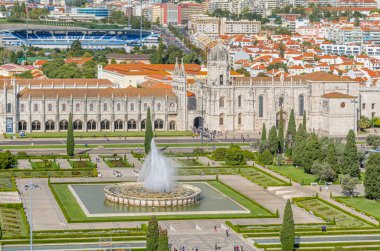 LISBON, PORTUGAL - NOVEMBER 8, 2014: Jeronimos Manastırı ve Restelo Stadyumu (C.F. Belenses oyunları), Lizbon, Portekiz 'deki Keşifler Anıtı' nın tepesinden