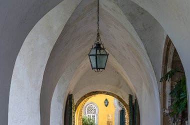 SINTRA, PORTUGAL - NOVEMBER 9, 2014: UNESCO Dünya Mirasları Bölgesi olan Portekiz 'in Sintra kentindeki 19. yüzyıldan kalma romantik şato Pena Sarayı' nın ön yüzü